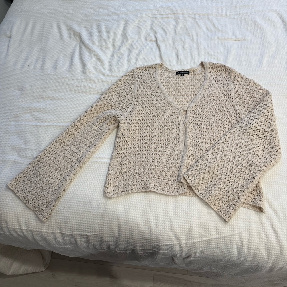 LOVE ELLIE Cream crotchet cardigan featuring 2 small buttons and wide sleeves